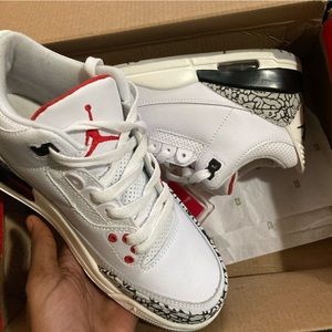 JORDAN 3 REIMAGINED SIZE 5.5 ( boys)